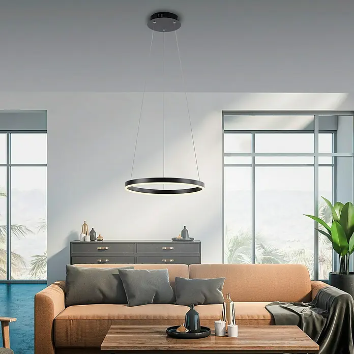 Just Light Ritus Lámpara colgante LED redonda - 20 W, Antracita, Blanco cálido - Lámpara colgante de anillo moderna en negro sobre una sala de estar con sofá y mesa.