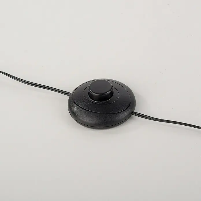 Just Light Ritus Lámpara de pie LED - Altura: 151 cm, Negro, Blanco cálido - Primer plano de un interruptor de pie negro para una lámpara con cables sobre un fondo claro.