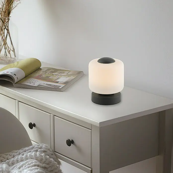 Just Light Lámpara de sobremesa LED Bota - 5 W, L x An x Al: 12 x 12 x 15,5 cm, Negro, Blanco cálido - Lámpara de noche con base negra y pantalla cilíndrica blanca, que emite una luz suave y cálida.