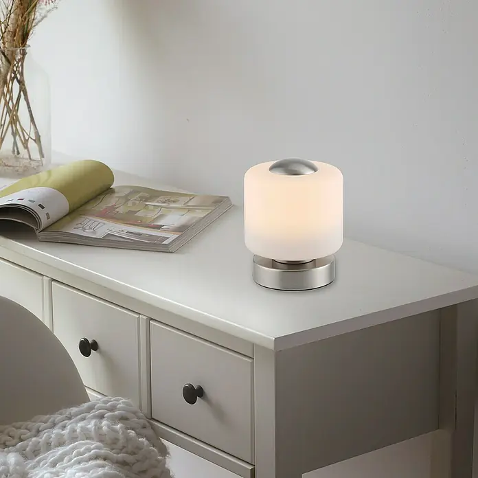 Just Light Lámpara de sobremesa LED Bota - 5 W, L x An x Al: 12 x 12 x 15 cm, Blanco, Blanco cálido - Elegante lámpara de mesa con pantalla de vidrio esmerilado y base de metal. Ideal para mesitas de noche o como iluminación de acento.
