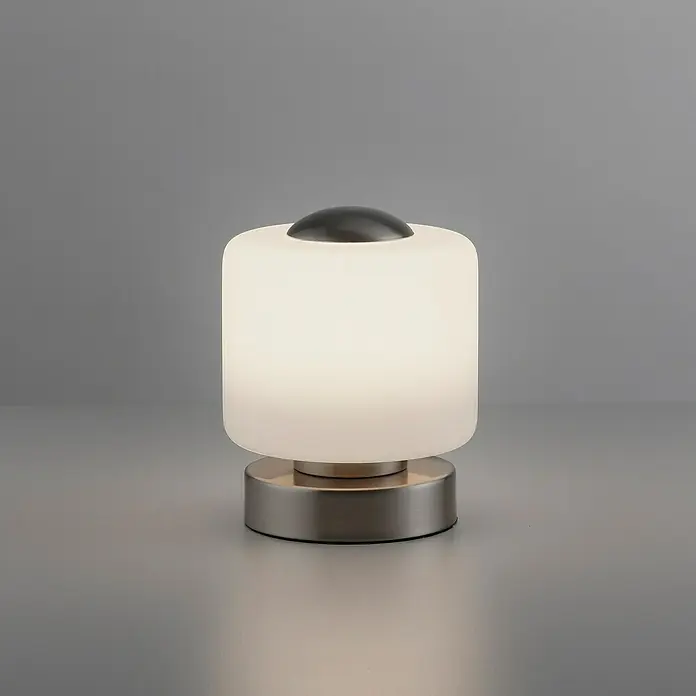 Just Light Lámpara de sobremesa LED Bota - 5 W, L x An x Al: 12 x 12 x 15 cm, Blanco, Blanco cálido - Primer plano de una lámpara de mesa moderna con vidrio esmerilado y base metálica, que emite un suave brillo ambiental.