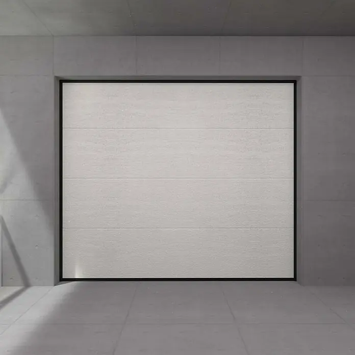 Solid Elements Puerta de garaje con motor Standard Eco - 250 x 212,5 cm, Blanco - La imagen muestra una puerta de garaje moderna que presenta un diseño de panel horizontal con un marco negro delgado, en un ambiente de concreto.