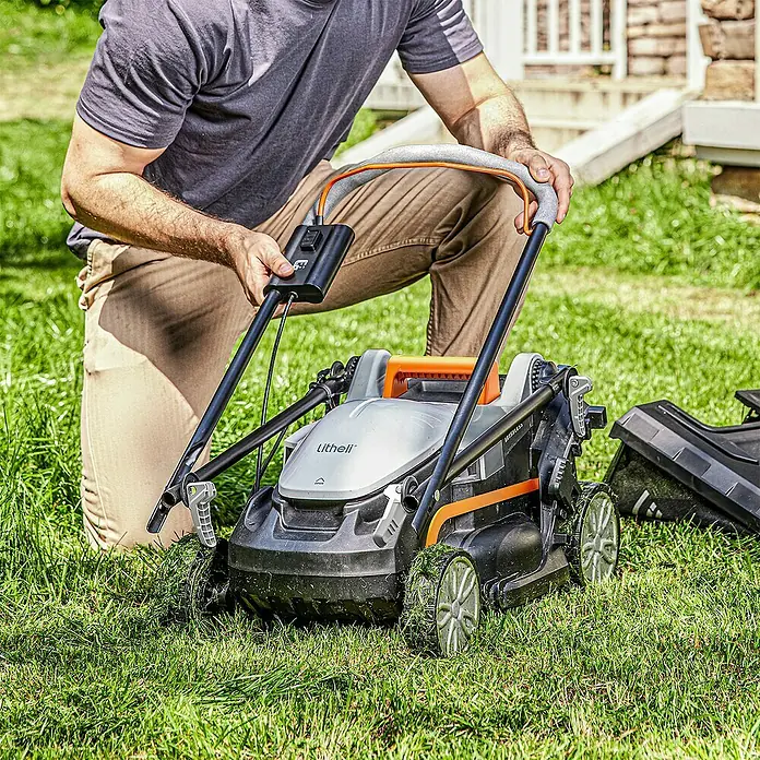 Litheli U20 Akku-Rasenmäher Handy+ - 20 V, 1 Akku, 4 Ah, Schnittbreite: 33 cm - Mann bedient einen Litheli Rasenmäher im Garten. Der Rasenmäher ist grau, schwarz und orange.