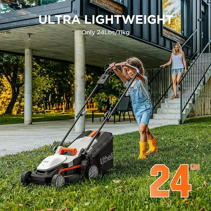 Litheli U20 Akku-Rasenmäher Handy+ - 20 V, 1 Akku, 4 Ah, Schnittbreite: 33 cm - Ein Kind schiebt einen weißen, schwarzen und orangefarbenen Ultraleicht-Rasenmäher (24 lbs / 11 kg) auf einem Rasen.