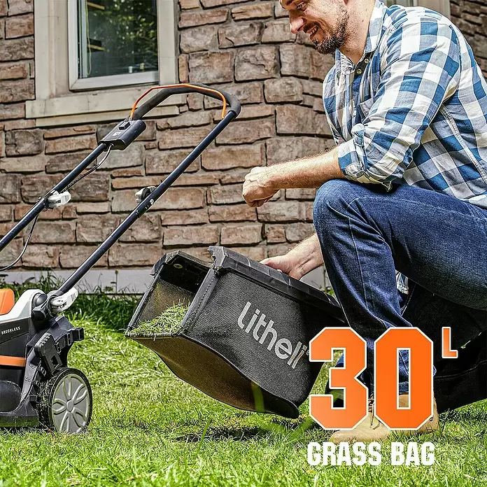 Litheli U20 Akku-Rasenmäher Handy+ - 20 V, 1 Akku, 4 Ah, Schnittbreite: 33 cm - Mann hält eine schwarze Lithell 30L Grasfangbox voll Grünschnitt neben einem Rasenmäher.