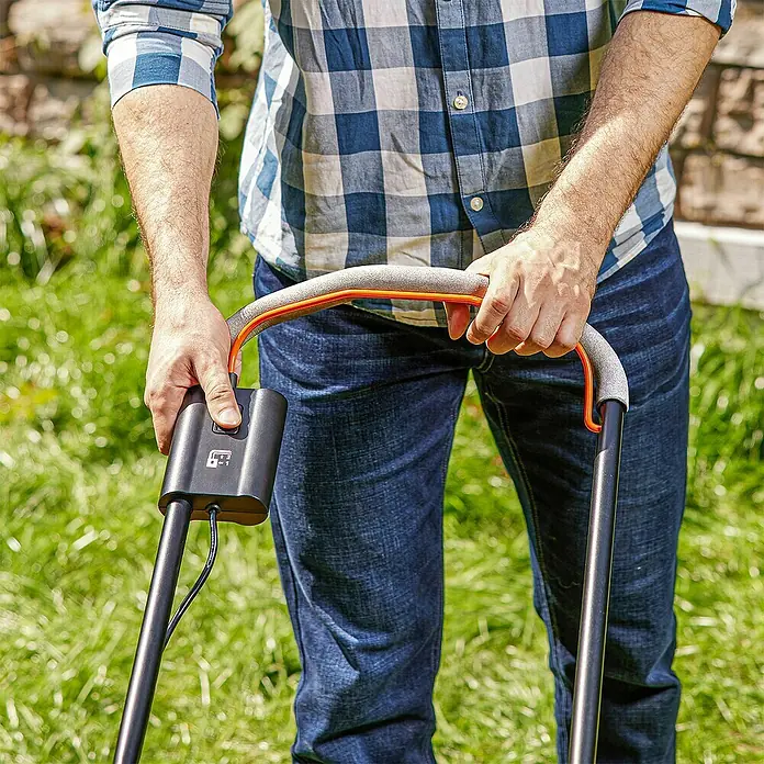 Litheli U20 Akku-Rasenmäher Handy+ - 20 V, 1 Akku, 4 Ah, Schnittbreite: 33 cm - Eine Person bedient einen Rasenmäher mit grauem Griff und schwarzer Steuerung vor einem grünen Rasen.