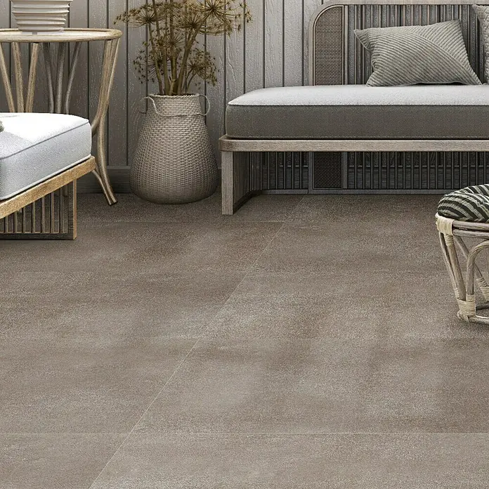Feinsteinzeugfliese Rimini - 60 x 120 cm, Taupe, Matt - Nahaufnahme eines Bodenbelags aus braunen Fliesen mit einer feinen Textur, ideal für Terrassen oder Innenräume mit rustikalem Flair.