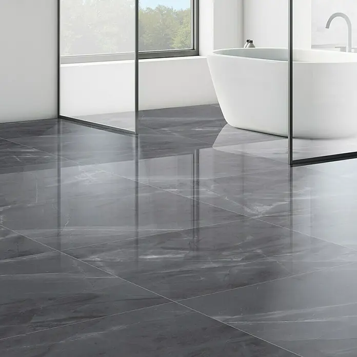 Opiart Feinsteinzeugfliese Nero - 59,7 x 59,7 cm, Anthrazit, Glänzend - Badezimmer mit grauen Marmorfliesen, einer freistehenden Badewanne und einer modernen Glasabtrennung. Stilvolles und elegantes Design.