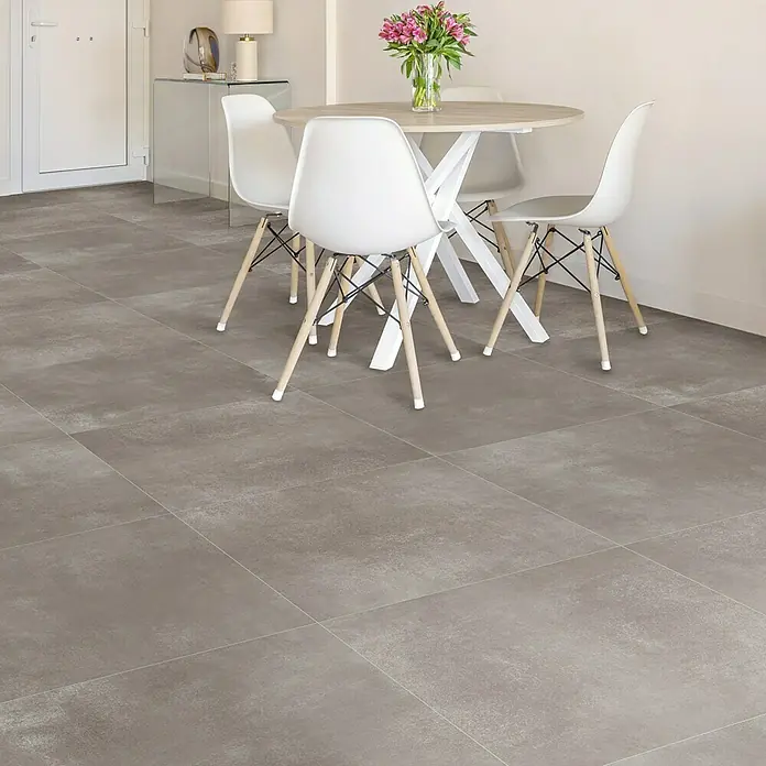 Feinsteinzeugfliese Rimini - 60 x 60 cm, Taupe, Matt - Elegante Bodenfliesen in Grau mit quadratischem Muster, die einen modernen Essbereich mit Tisch und Stühlen stilvoll ergänzen.