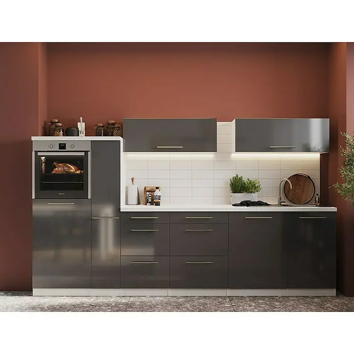 Respekta Premium Inselküche RP310IWGCBO - Breite: 310 cm, Grau, Mit Elektrogeräten - Modernes Küchendesign mit glänzenden, grauen Schränken, weißen Arbeitsplatten und einer eingebauten Ofen-Einheit. Warme Beleuchtung sorgt für Ambiente.