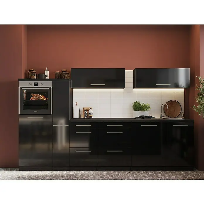 Respekta Premium Inselküche RP310IESCBO - Breite: 310 cm, Schwarz, Mit Elektrogeräten - Schwarze Küche mit Einbauherd und glänzenden Schränken vor einem warmen, erdigen Hintergrund. Praktisch und stilvoll.