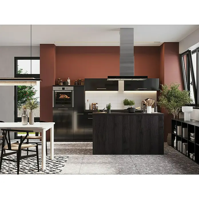 Respekta Premium Inselküche RP310IESCBO - Breite: 310 cm, Schwarz, Mit Elektrogeräten - Moderne Küche mit Kochinsel, Edelstahldunstabzugshaube und integriertem Ofen. Warme Wandfarben und stilvolle Details schaffen eine einladende Atmosphäre.