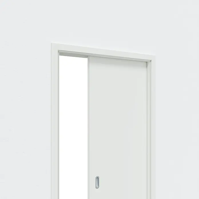 Entravia Zarge CW75 - 985 x 1.985 mm, Holzschiebetüren, 1-flügelig, Passend für: Entravia Simple-Pocket Schiebetürsystem, Weiß lackiert, ähnlich RAL 9016 - Eine moderne, teilweise geöffnete Schiebetür in einem minimalistischen Design, das sich ideal für moderne Innenräume eignet.