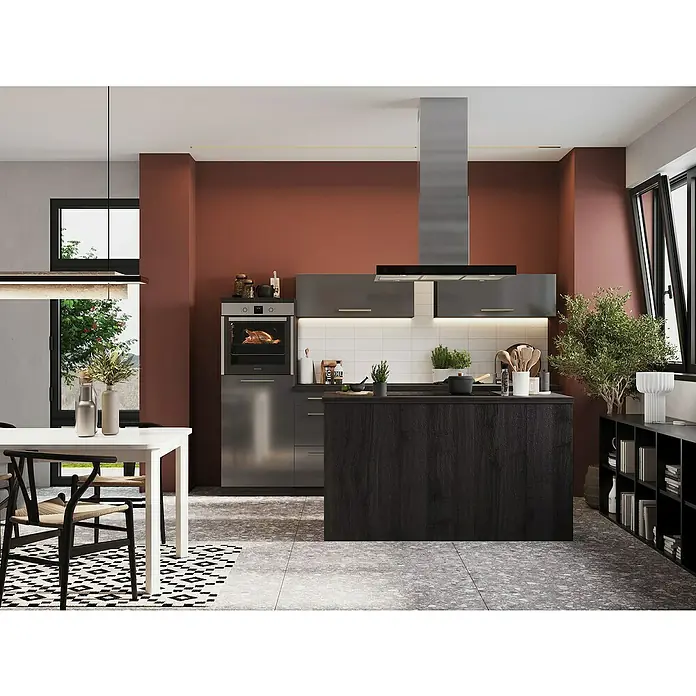 Respekta Premium Inselküche RP280IEGCBO - Breite: 280 cm, Grau, Mit Elektrogeräten - Elegante Küche mit dunkler Kücheninsel, Edelstahlgeräten und Akzentwand in warmem Braun. Der Raum wirkt modern und einladend.