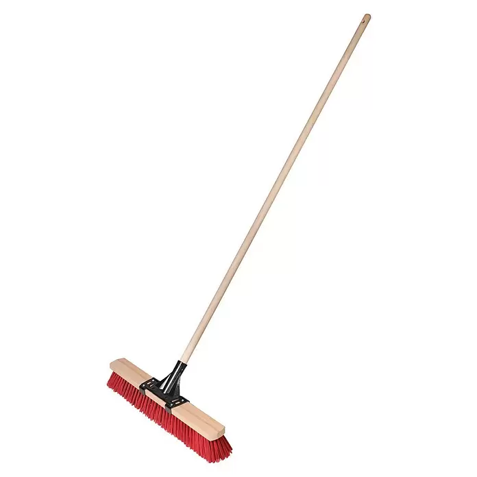 BAUHAUS Straßenbesen - Arbeitsbreite: 60 cm, Material Borsten: Elaston - Schrubber mit hellem Holzstiel, roten Borsten und einem Holzbürstenkopf, verbunden durch eine schwarze Halterung.