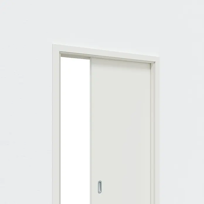 Entravia Zarge CW75 - 860 x 1.985 mm, Holzschiebetüren, 1-flügelig, Passend für: Entravia Simple-Pocket Schiebetürsystem, Weiß lackiert, ähnlich RAL 9010 - Aufnahme einer modernen, teilweise geöffneten weißen Schiebetür mit einem eleganten, minimalistischen Design vor einem neutralen weißen Hintergrund.