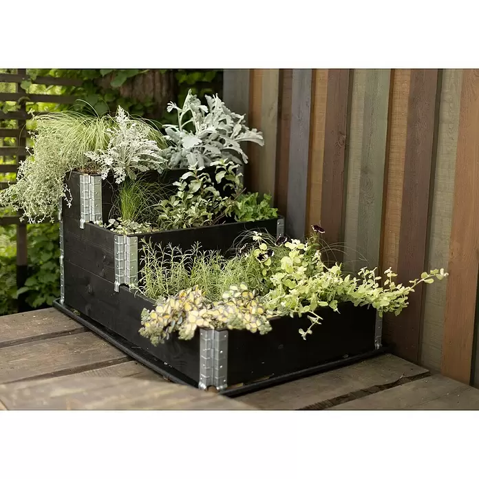 Upyard Hochbeet 3 Ebenen - 120 x 80 x 58,5 cm, Holz, Schwarz, Fassungsvermögen: 302,4 l - Mehrstufiger schwarzer Holzpflanzer mit Metallscharnieren, bepflanzt, auf Holzterrasse.