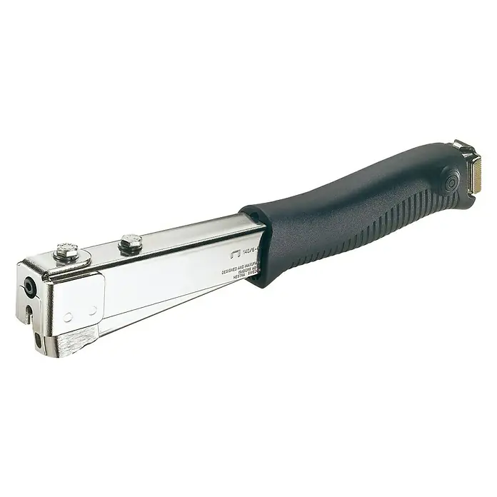 Rapid Hammertacker R11 - Klammertiefe: 6 mm - 10 mm, Geeignet für: Flachdrahtklammern Nr. 140, Verpackung: Blisterpack - Eine Nahaufnahme eines silbernen Handtackers mit schwarzem Griff, der für Bau- und Heimwerkerarbeiten verwendet wird.
