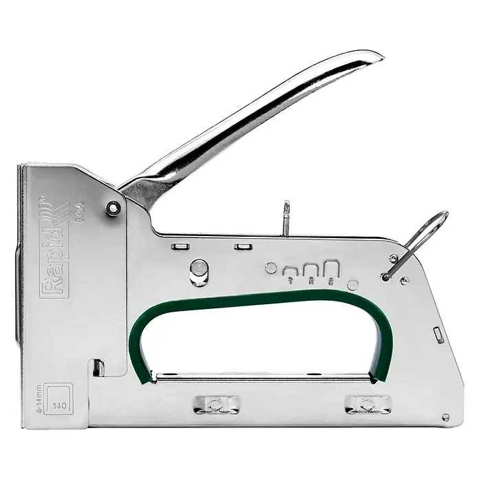 Rapid Handtacker R34E - Klammertiefe: 6 mm - 14 mm, Geeignet für: Flachdrahtklammern Nr. 140 - Eine Nahaufnahme eines Rapid R34 Mehrzweck-Handtackers, einem robusten Werkzeug für verschiedene Befestigungsarbeiten.