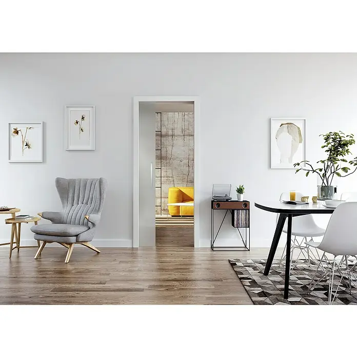 Entravia Zarge CW75 - 610 x 1.985 mm, Glasschiebetüren, 1-flügelig, Passend für: Entravia Simple-Pocket Schiebetürsystem, Weiß lackiert, ähnlich RAL 9016 - Helles Wohnzimmer mit Flügeltüren, grauem Sessel und Esstisch. Das Interieur kombiniert moderne und Vintage-Elemente für ein stilvolles Ambiente.