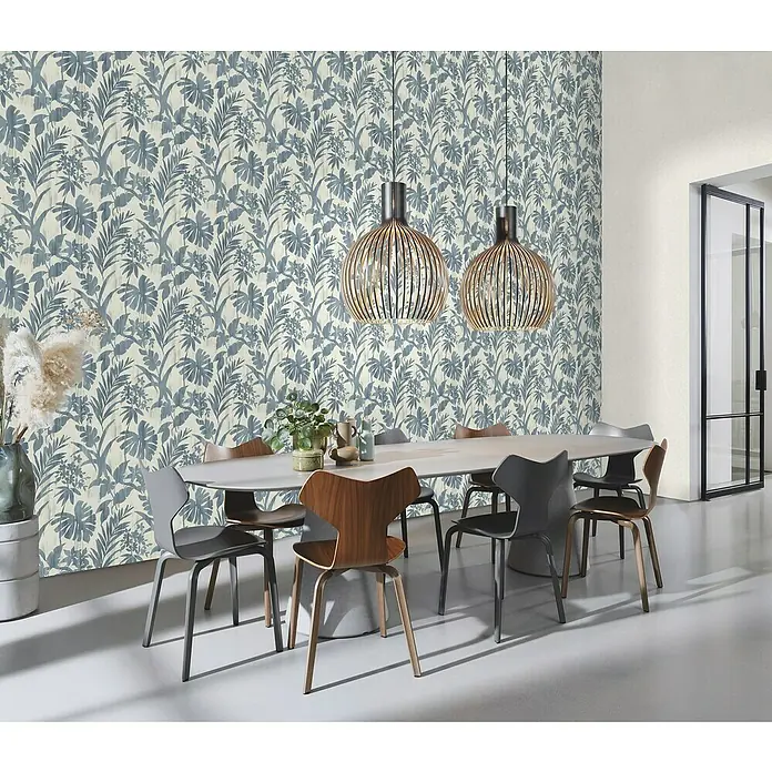 Rasch Vliestapete Beachhouse - Beige/Blau, Floral, 10,05 x 0,53 m - Esszimmer mit Esstisch, Stühlen und zwei hölzernen Hängelampen vor einer floralen Tapete. Moderne Innenarchitektur mit stilvoller Beleuchtung.