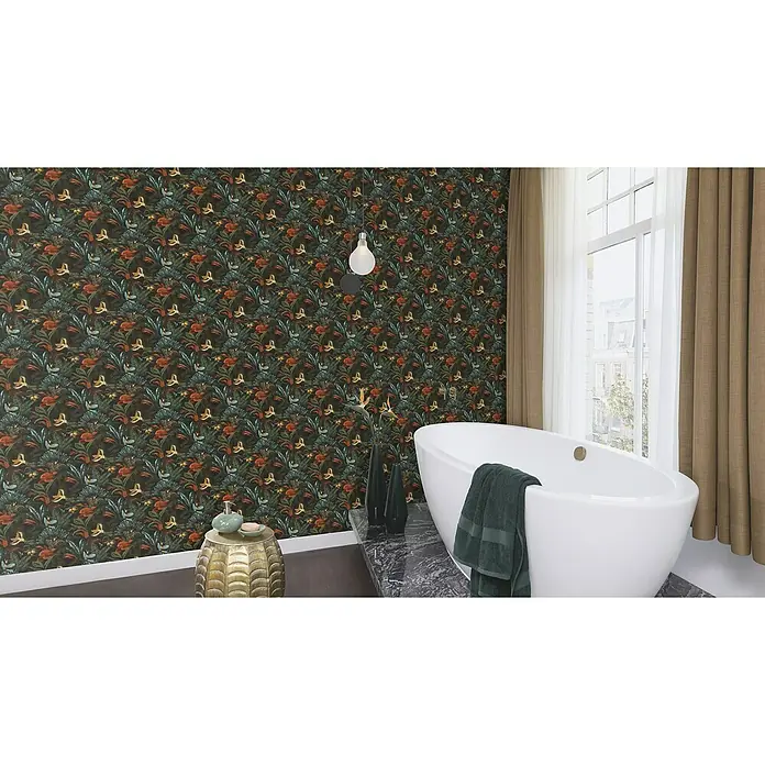 Rasch Selection Vliestapete Dschungel mit Papagei - Mehrfarbig, Floral, 10,05 x 0,53 m - Ein elegantes Badezimmer mit einer freistehenden Badewanne und einer Wand mit floralem Muster, das dem Raum einen Hauch von Raffinesse verleiht.