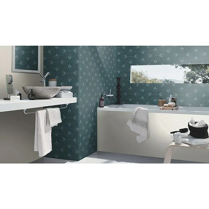 Rasch Selection Vliestapete Art-Deco - Petrolblau-Gold, Grafisch, 10,05 x 0,53 m - Ein stilvolles Badezimmer mit gemusterter Tapete, moderner Waschtisch und freistehender Badewanne für entspannende Momente.