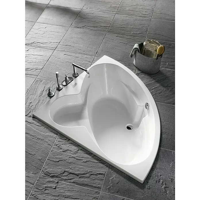 Camargue Nimes Eckbadewanne - L x B: 140 x 140 cm, Sanitäracryl, Weiß - Eckbadewanne aus glänzendem Weiß mit Armaturen und Ablagekorb auf dunklen Fliesen.