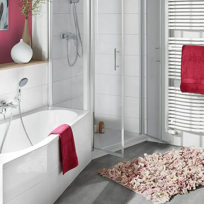 Camargue Raumsparbadewanne Miramas - 160 x 75 cm, Sanitäracryl, Weiß, Links - Badezimmer mit Badewanne, Duschkabine, Heizkörper und flauschigem Teppich.