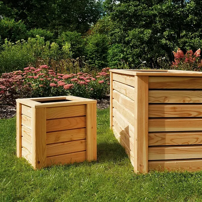 Pflanzkasten Rhombus - Holz, Natur - Zwei hölzerne Pflanzkästen unterschiedlicher Größe stehen auf einer grünen Wiese vor einem üppigen Garten. Die Holzkästen sind aus hellen Holzbrettern gefertigt.