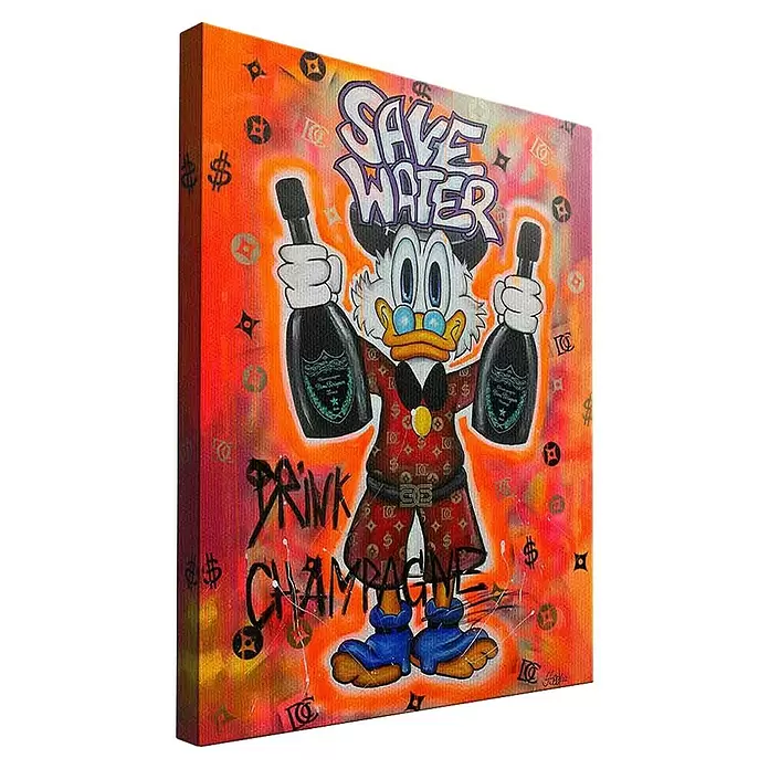 Dotcomcanvas Leinwandbild - Save Water Drink Champagne, B x H: 30 x 40 cm - Leinwanddruck einer Comic-Ente mit zwei Champagnerflaschen und dem Text „SAVE WATER DRINK CHAMPAGNE“ auf lebhaft orange-rotem Hintergrund.