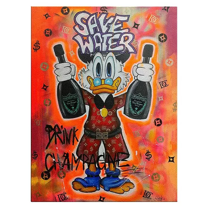 Dotcomcanvas Leinwandbild - Save Water Drink Champagne, B x H: 30 x 40 cm - Pop-Art-Leinwandbild: Dagobert Duck in edlem Outfit hält zwei Champagnerflaschen, mit Graffiti-Text „SAVE WATER DRINK CHAMPAGNE“.