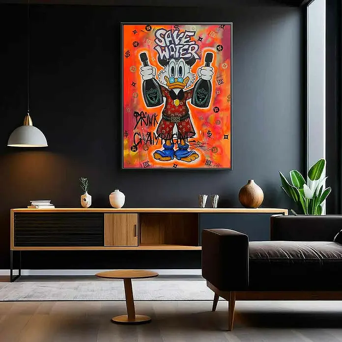 Dotcomcanvas Leinwandbild - Save Water Drink Champagne, B x H: 30 x 40 cm - Ein Wohnzimmer mit einer Kommode, einem Sofa und einem an der Wand hängenden Gemälde mit der Aufschrift „Save water drink champagne“.