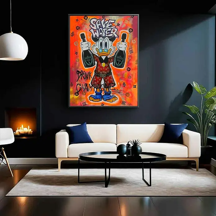 Dotcomcanvas Leinwandbild - Save Water Drink Champagne, B x H: 30 x 40 cm - Ein buntes Gemälde von Dagobert Duck mit Champagnerflaschen hängt über einem stilvollen, modernen Sofa in einem eleganten Wohnzimmer.