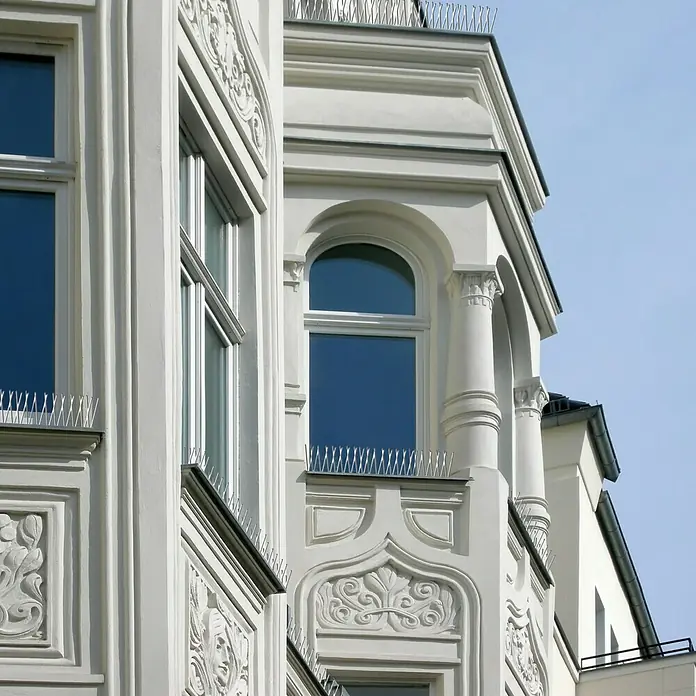 Easy Life Taubenschutz - Länge: 2 m, Edelstahl - Die weißen Gebäude sind mit Anti-Vogel-Spikes ausgestattet, um Vögel fernzuhalten und die Architektur zu schützen.