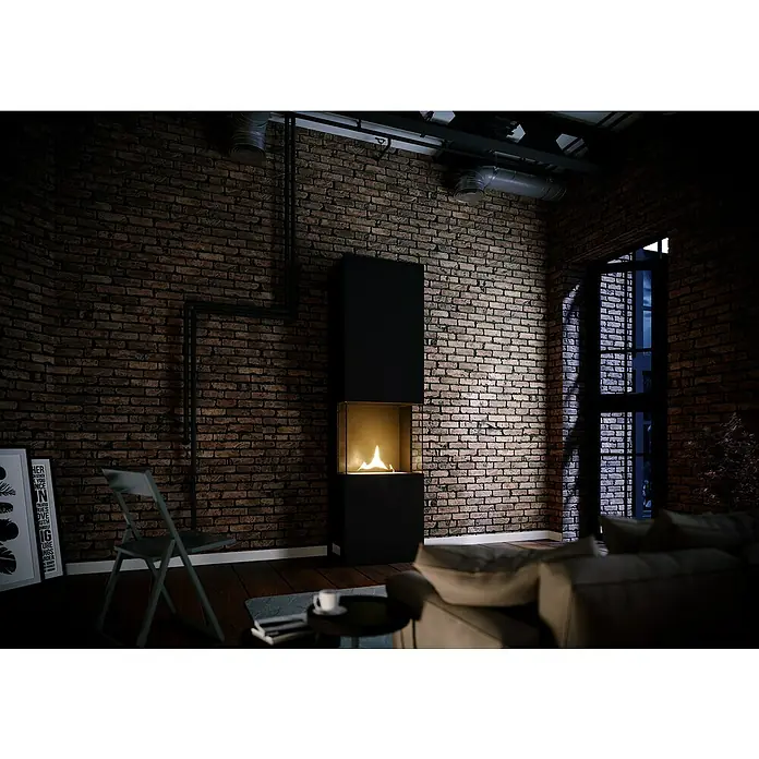 Dekokamin Indie 180 - 34 x 50 x 170 cm, Füllmenge: 1 l, Schwarz - Modernes Wohnzimmer mit einem stilvollen Kaminofen, der Wärme und Ambiente in den Raum bringt. Die Backsteinwand und die Einrichtung ergänzen den Kaminofen.