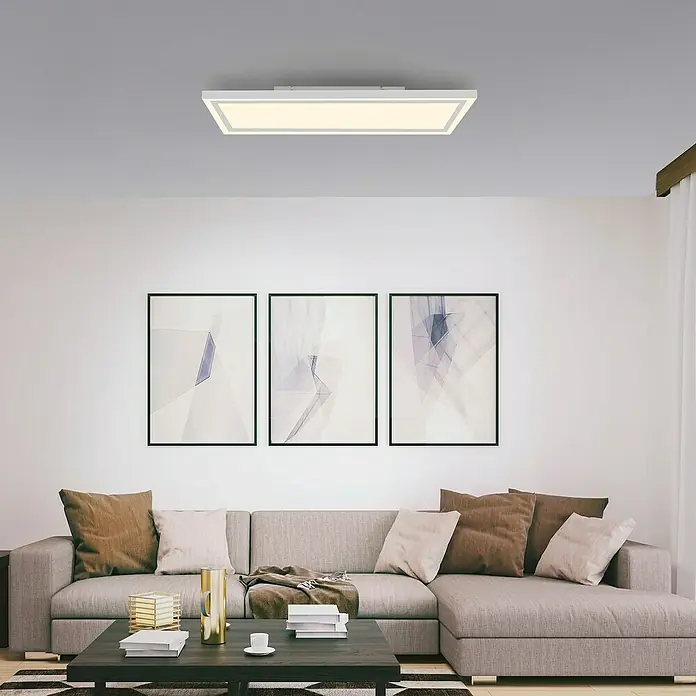 Just Light LED-Deckenleuchte Bedging - 39 W, L x B x H: 80 x 35 x 5,6 cm, Weiß, Warmweiß - Moderne Wohnzimmeransicht mit einer stilvollen, rechteckigen Deckenleuchte, die warmes Licht spendet und die Kunstwerke an der Wand hervorhebt.