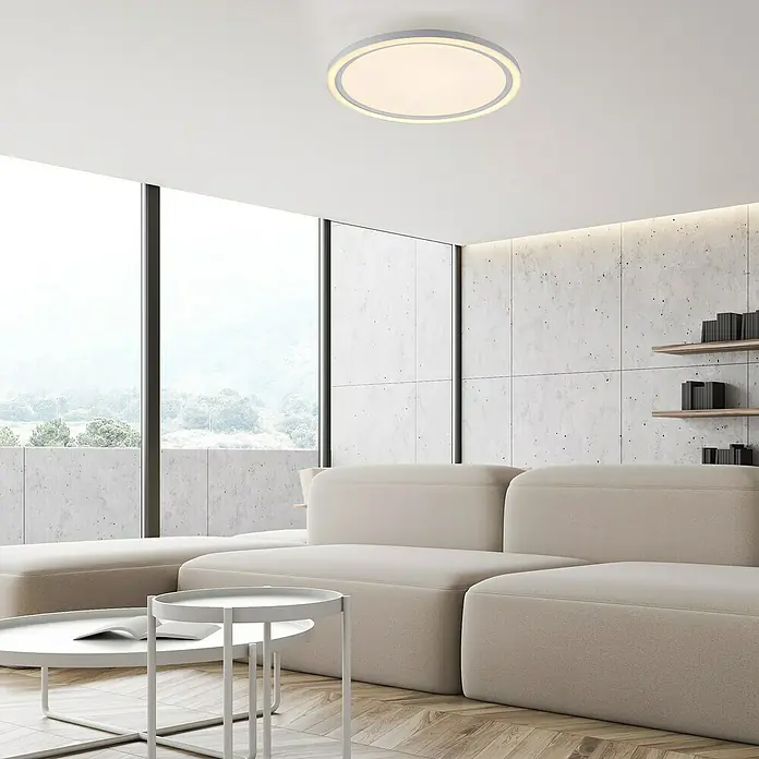Just Light LED-Deckenleuchte Bedging - 27 W, Weiß, Warmweiß - Moderne Deckenleuchte mit runder Form und minimalistischem Design in einem hellen Wohnraum, die eine elegante Atmosphäre schafft.