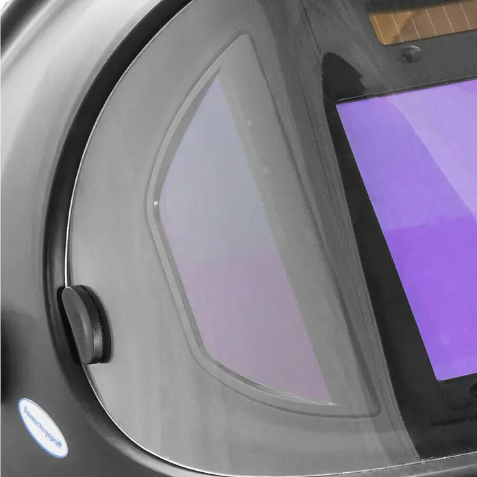 Güde Schweißhelm GSH 180-TC-2Maße Sichtfenster: 100 x 90 mm - Nahaufnahme eines Automatik-Schweißhelms mit Solarpanel für professionelle Schweißarbeiten.