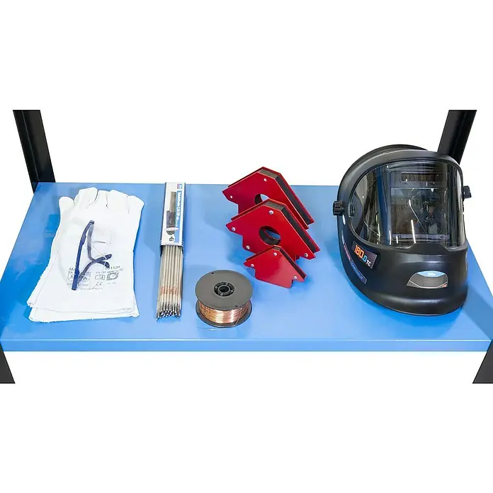 Güde Schweißtisch MST 915 PLUS - L x B: 760 x 500 mm - Schweißausrüstung: Handschuhe, Schutzbrille, Schweißstäbe, Magnetwinkel, Drahtspule und Schweißhelm auf einer blauen Oberfläche.