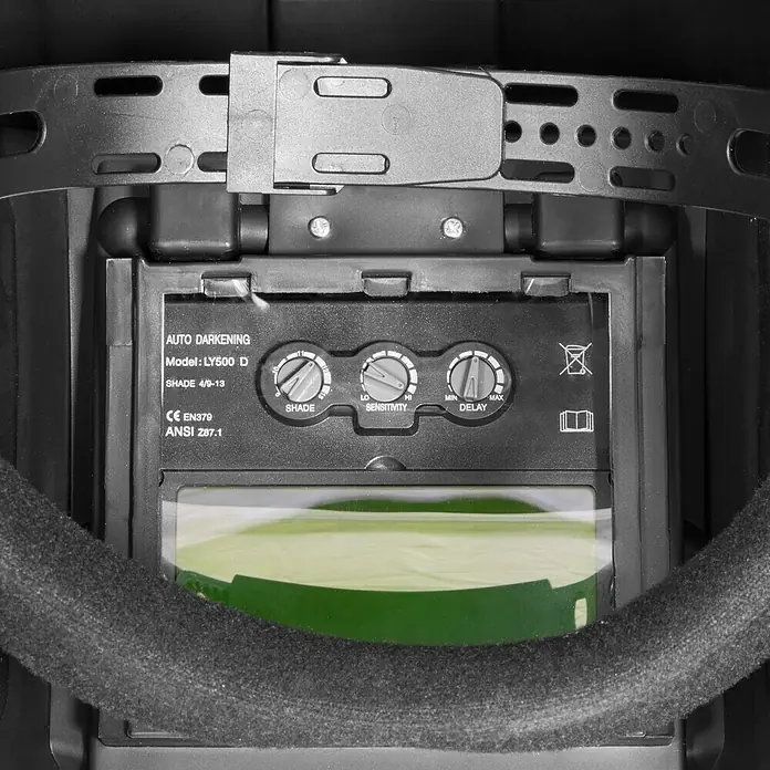 Güde Schweißhelm GSH-K - Internationale Größe: Universal - Nahaufnahme der Bedienelemente einer Automatik-Schweißmaske, mit Drehreglern für Farbton, Empfindlichkeit und Verzögerung.