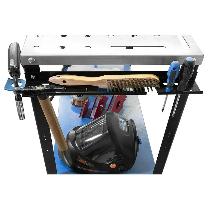 Güde Schweißtisch MST 915 PLUS - L x B: 760 x 500 mm - Werkzeugtisch mit Schweißhelm, Hammer, Bürste, Schraubendreher und anderem Werkzeug. Praktische Werkstatteinrichtung für Schweißarbeiten.