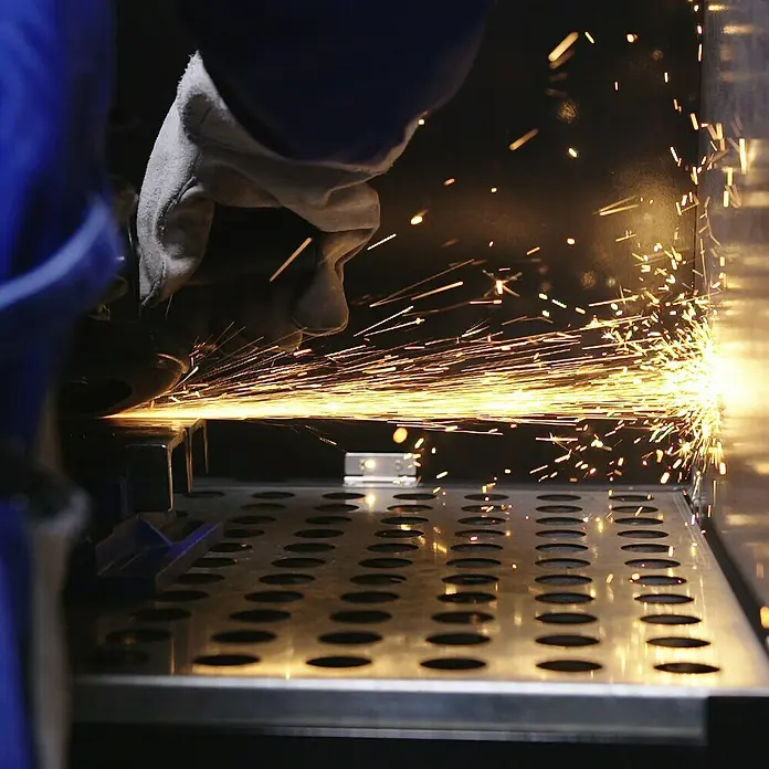 Güde Schweißkabine MSK 760 - L x B x H: 760 x 500 x 720 mm - Metallbearbeitung mit Winkelschleifer, Funken fliegen. Schutzkleidung im Einsatz für sicheres Arbeiten in der Werkstatt.