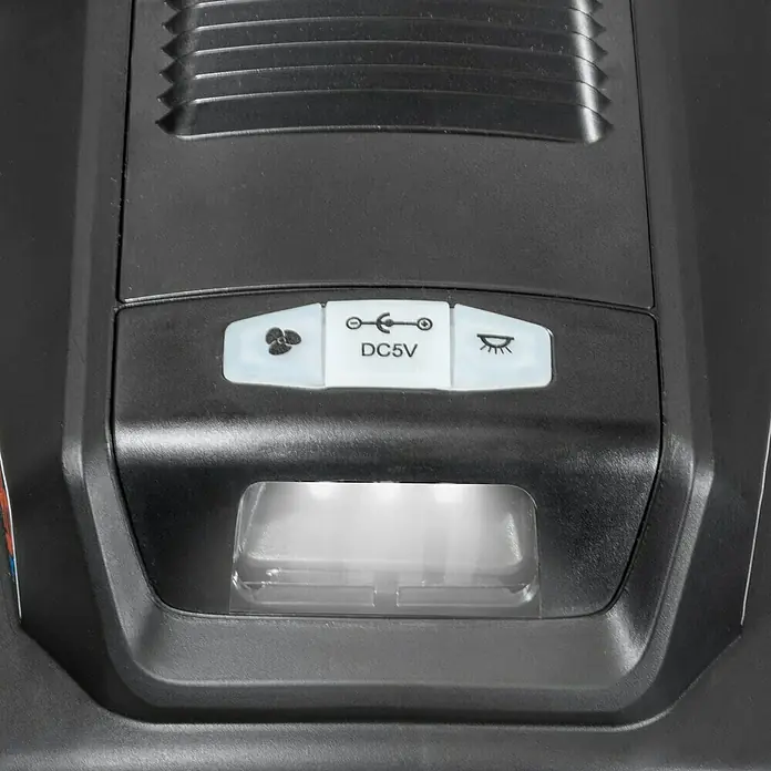 Güde Schweißhelm GSH-3S-VL-TC-2 - Internationale Größe: Universal - Detailaufnahme einer schwarzen Geräteoberfläche mit Bedienelementen für Lüfter, DC5V-Anschluss und Licht.