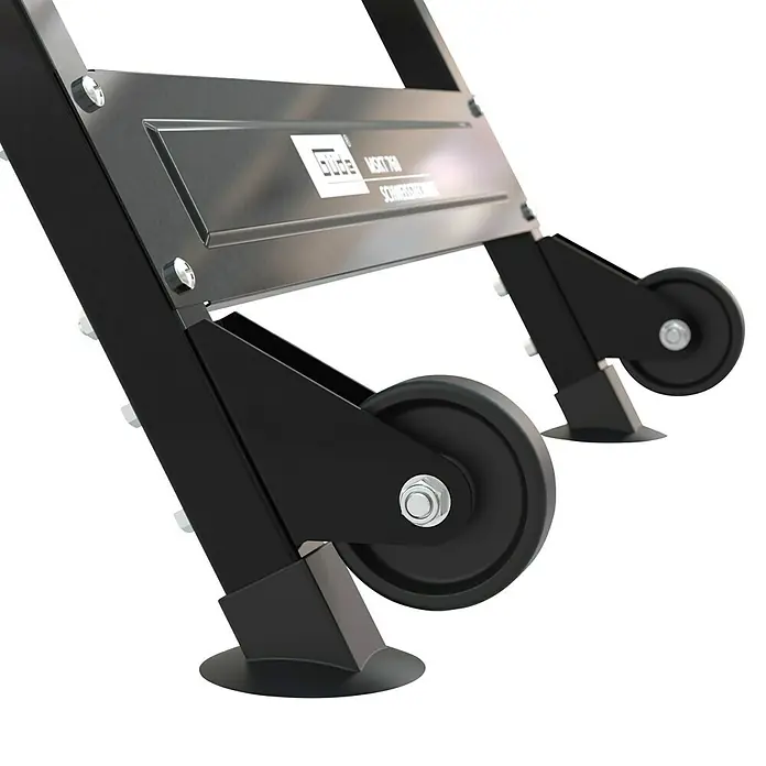 Güde Schweißtisch MSKT 760 - L x B: 760 x 500 mm - Nahaufnahme von den Rädern und Füßen eines schwarzen Werkstattgeräts. Das Design ist robust und für Stabilität und Mobilität ausgelegt.