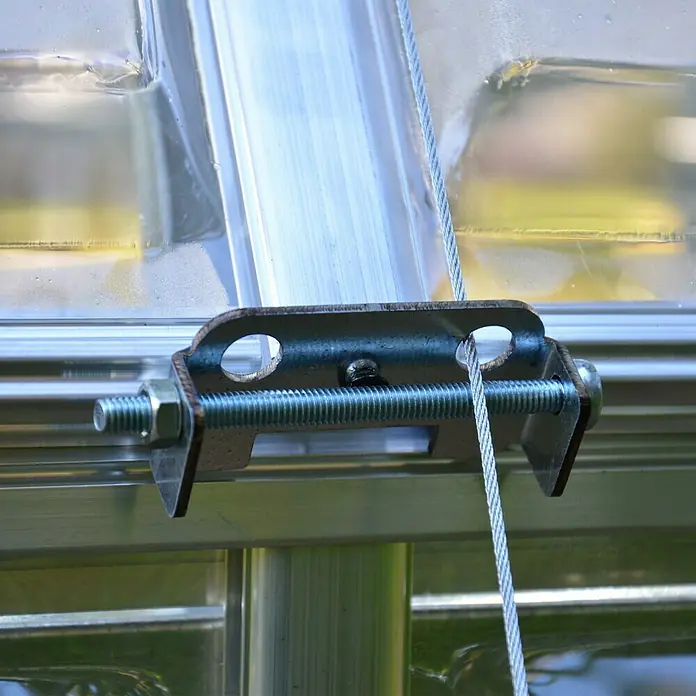 Palram – Canopia Gewächshaus-Erdanker - Stahl - Detailansicht einer robusten Metallhalterung mit Gewindebolzen und Drahtseil vor einer transparenten Oberfläche.