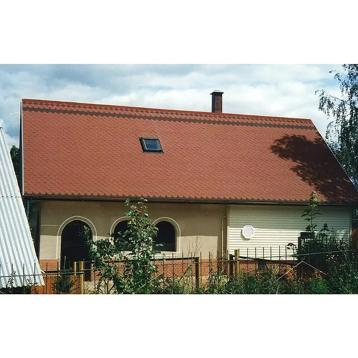 Onduline Tégola cola castor - Rojo - Una casa unifamiliar con techo de tejas rojas, complementada por una ventana abuhardillada y una chimenea, muestra su fachada acogedora.