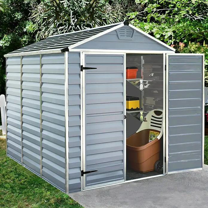 Palram – Canopia Gartenhaus Skylight 6x8 - Außenmaß inkl. Dachüberstand (B x T): 185 x 229 cm, Kunststoff, Anthrazit/Grau - Ein grauer Geräteschuppen mit geöffneten Türen, der Gartengeräte und Regale im Inneren zeigt.