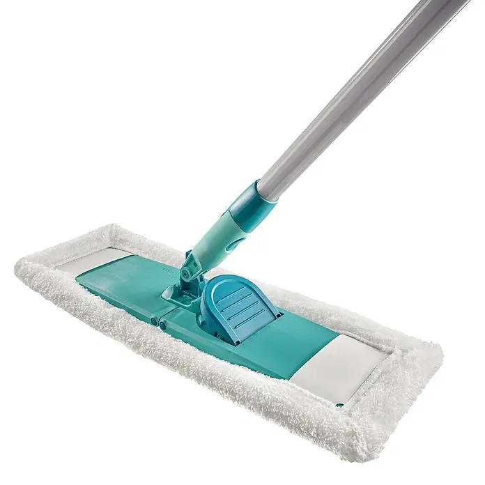 Leifheit Bodenwischer Classic XL Microfibre Tele - 42 cm, 58 % Polyester, 42 % Baumwolle - Nahaufnahme eines Mopps mit Mikrofaserbezug und einem hellgrauen Griff auf schwarzem Hintergrund.