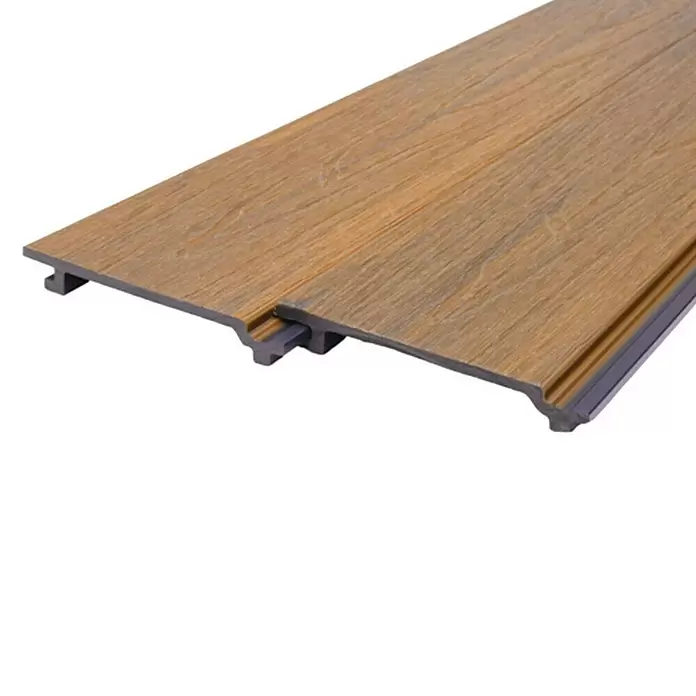 Dioco Revestimiento decorativo texturado - L x An x Es: 2.200 x 148 x 21 mm, Marrón - Panel de tarima composite efecto madera con perfil machihembrado, superficie marrón claro y parte inferior gris oscuro.
